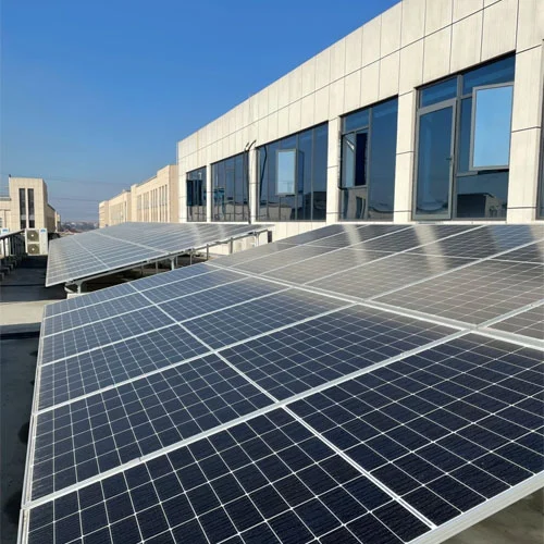 太陽光発電パネルの持ち上げと位置決め